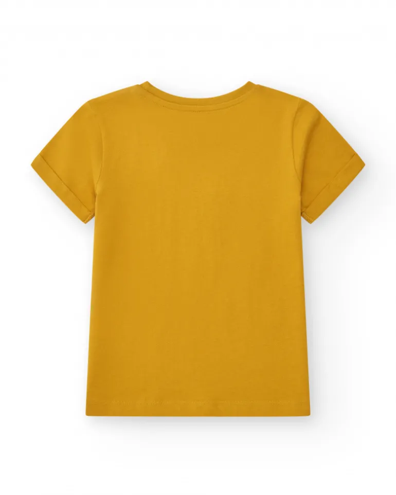 Camiseta de manga corta para niño en mostaza con estampado frontal