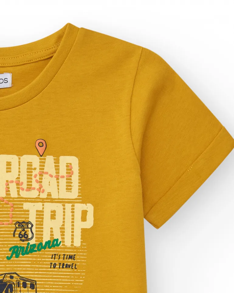 Camiseta de manga corta para niño en mostaza con estampado frontal