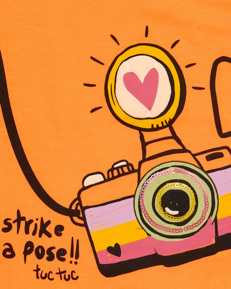 Camiseta para niña con cámara de lentejuelas y frase "Strike a pose!!"