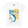 Camiseta para niño en blanco con estampado en letras de colores y tiburón