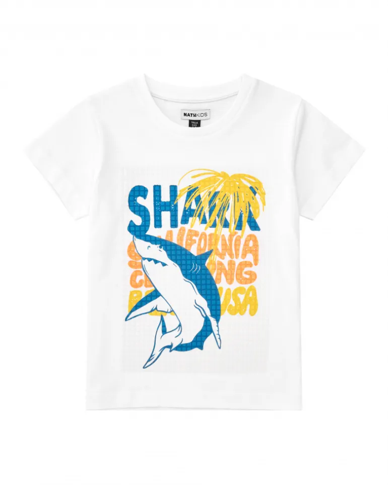 Camiseta para niño en blanco con estampado en letras de colores y tiburón