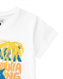 Camiseta para niño en blanco con estampado en letras de colores y tiburón
