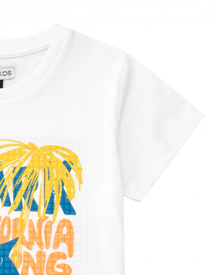 Camiseta para niño en blanco con estampado en letras de colores y tiburón