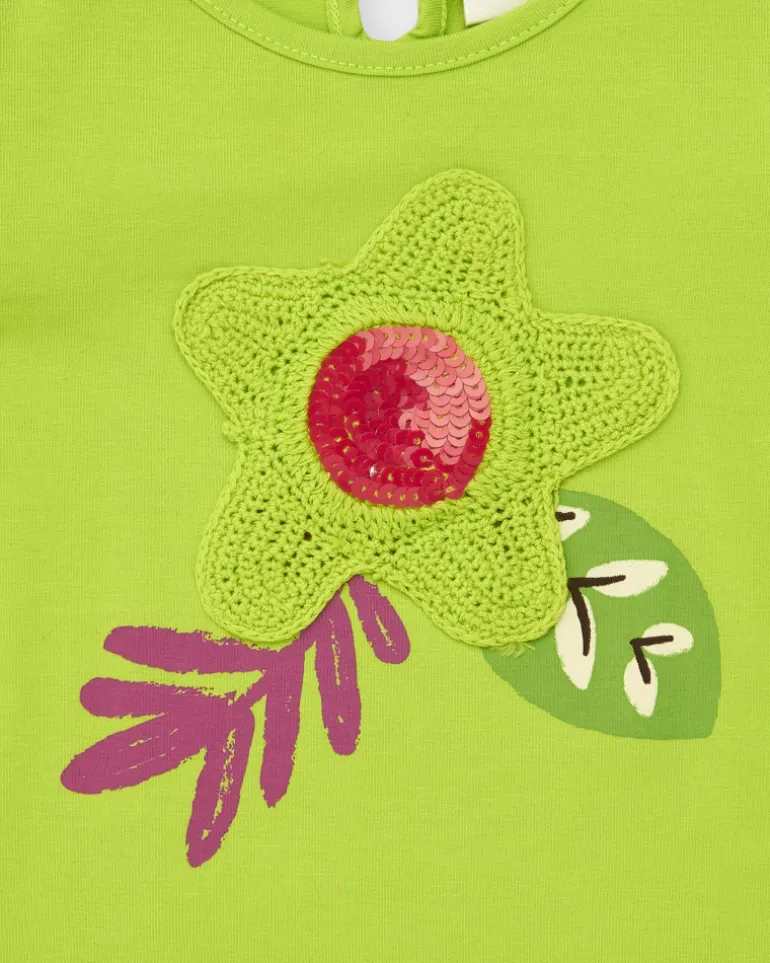 Camiseta verde para niña con volantes y flor de crochet