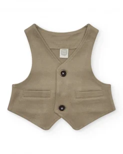 Chaleco beige para niño con botones y bolsillos decorativos