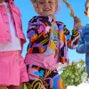 Chaqueta para niña en negro con estampado multicolor y cierre frontal