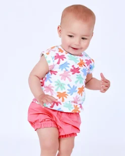 Conjunto blanco y coral para niña con camiseta de hojas tropicales y shorts fruncidos