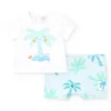 Conjunto de baño para niño con camiseta blanca de palmera y pantalón azul de estampado tropical