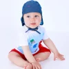 Conjunto de punto para niño con camiseta blanca y shorts rojos con detalles en blanco