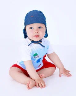 Conjunto de punto para niño con camiseta blanca y shorts rojos con detalles en blanco