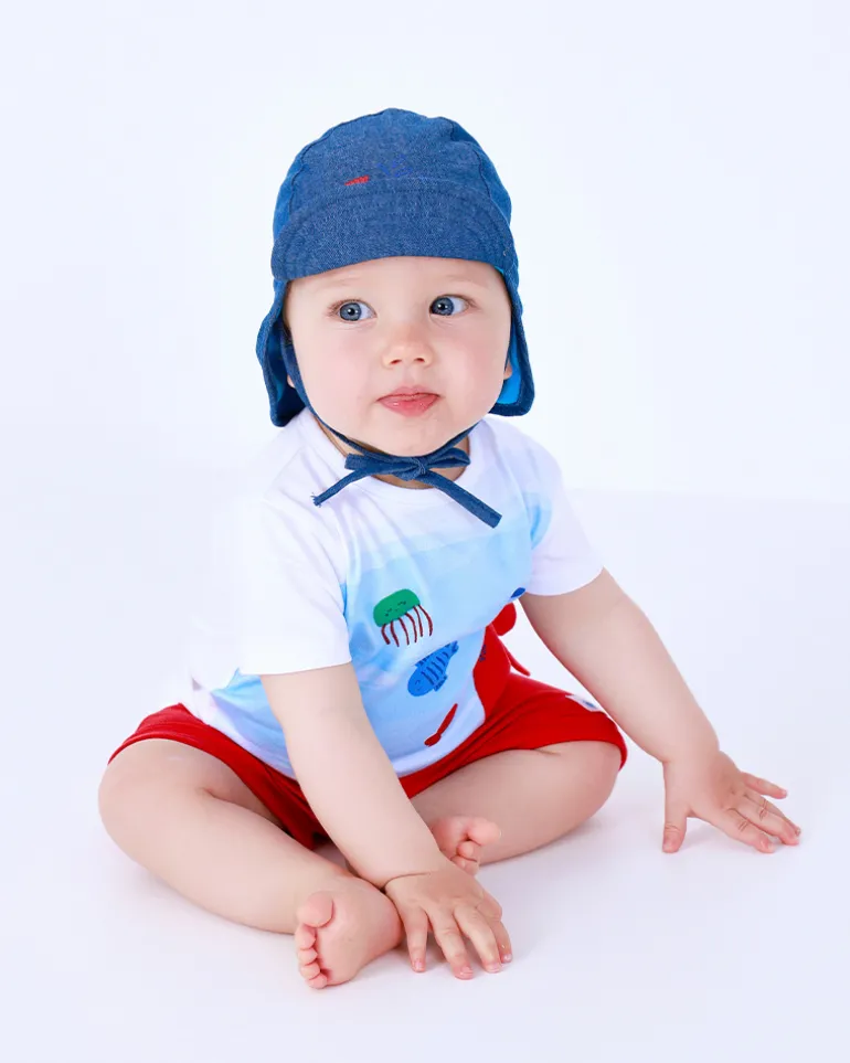 Conjunto de punto para niño con camiseta blanca y shorts rojos con detalles en blanco