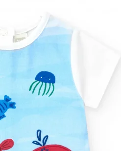 Conjunto de punto para niño con camiseta blanca y shorts rojos con detalles en blanco