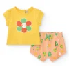 Conjunto para niña con camiseta amarilla y pantalón corto rosa de flores