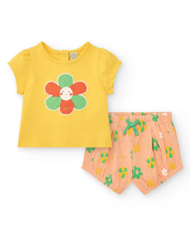 Conjunto para niña con camiseta amarilla y pantalón corto rosa de flores