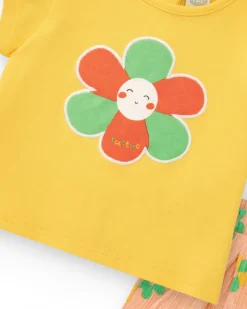 Conjunto para niña con camiseta amarilla y pantalón corto rosa de flores