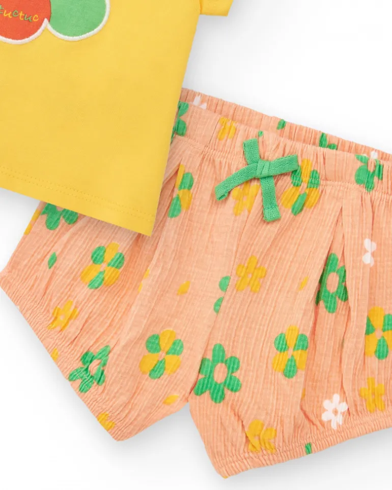 Conjunto para niña con camiseta amarilla y pantalón corto rosa de flores