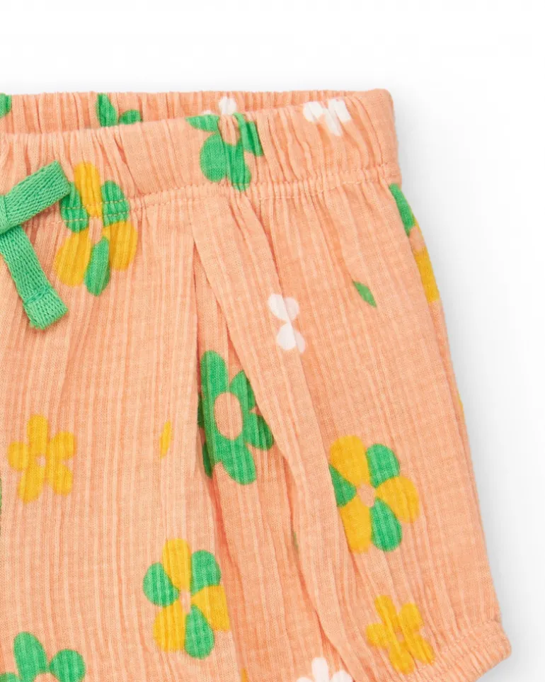 Conjunto para niña con camiseta amarilla y pantalón corto rosa de flores