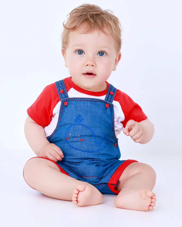 Conjunto para niña con peto vaquero bordado de ballena y camiseta roja