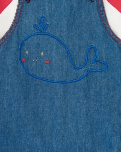 Conjunto para niña con peto vaquero bordado de ballena y camiseta roja