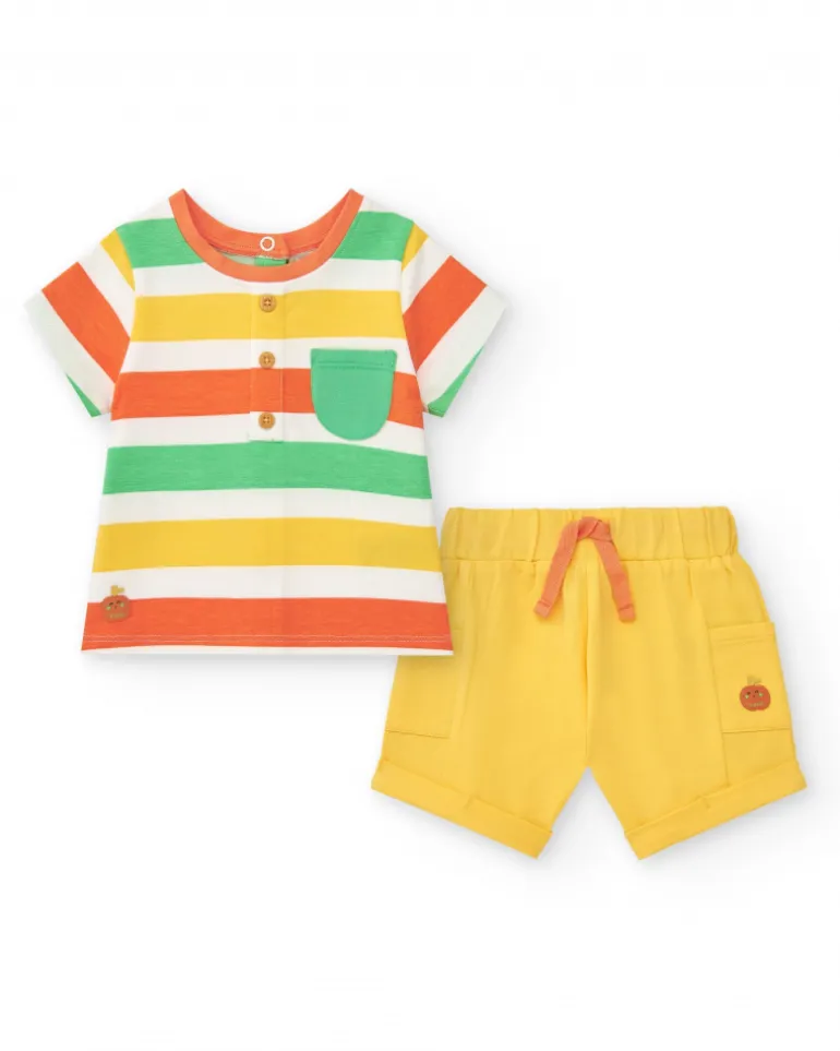 Conjunto para niño con camiseta a rayas y pantalón corto amarillo con bolsillos