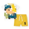 Conjunto para niño con camiseta de coches y bermuda amarilla