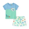 Conjunto para niño con camiseta azul y verde y shorts blancos estampados de palmeras y soles