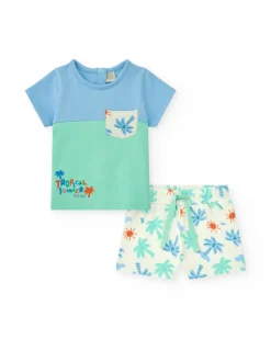 Conjunto para niño con camiseta azul y verde y shorts blancos estampados de palmeras y soles