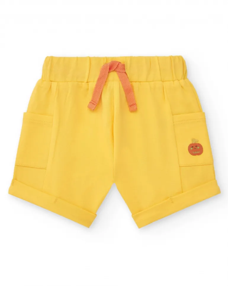 Conjunto para niño con camiseta a rayas y pantalón corto amarillo con bolsillos