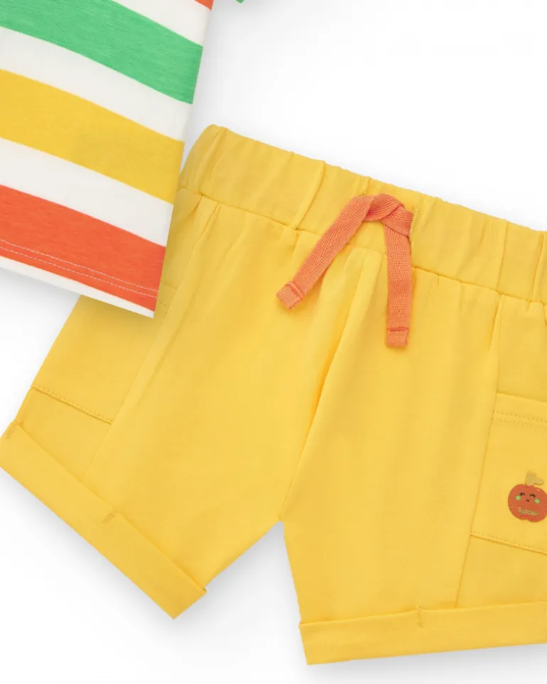 Conjunto para niño con camiseta a rayas y pantalón corto amarillo con bolsillos