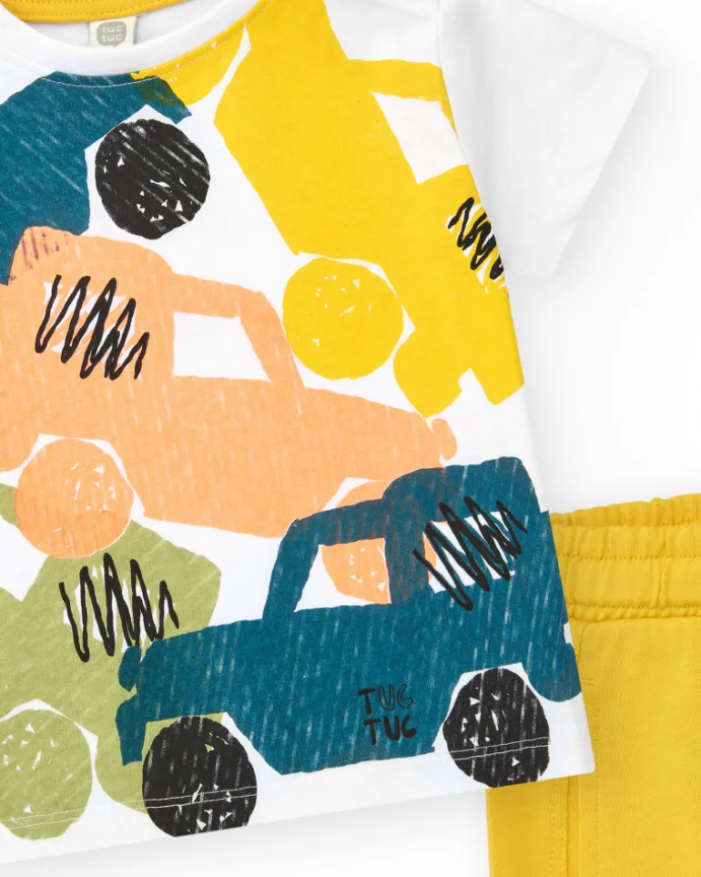 Conjunto para niño con camiseta de coches y bermuda amarilla
