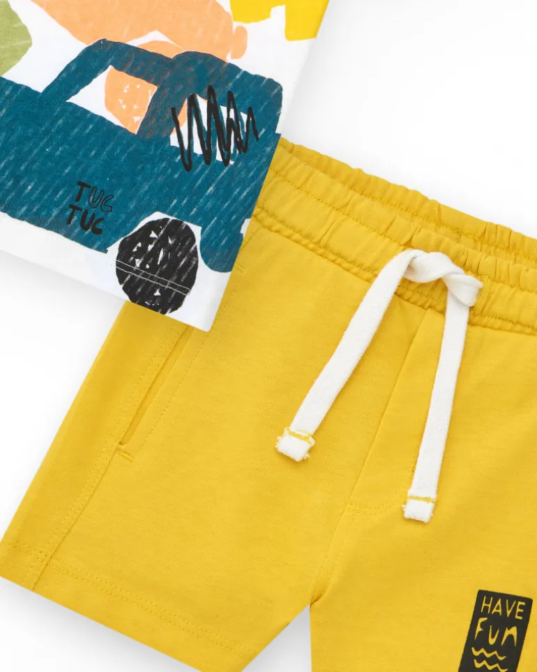 Conjunto para niño con camiseta de coches y bermuda amarilla