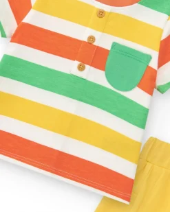 Conjunto para niño con camiseta a rayas y pantalón corto amarillo con bolsillos