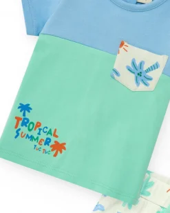 Conjunto para niño con camiseta azul y verde y shorts blancos estampados de palmeras y soles