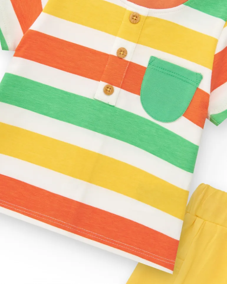 Conjunto para niño con camiseta a rayas y pantalón corto amarillo con bolsillos