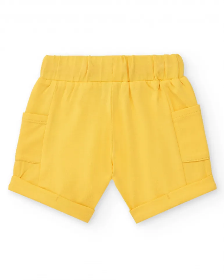 Conjunto para niño con camiseta a rayas y pantalón corto amarillo con bolsillos