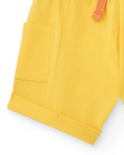 Conjunto para niño con camiseta a rayas y pantalón corto amarillo con bolsillos