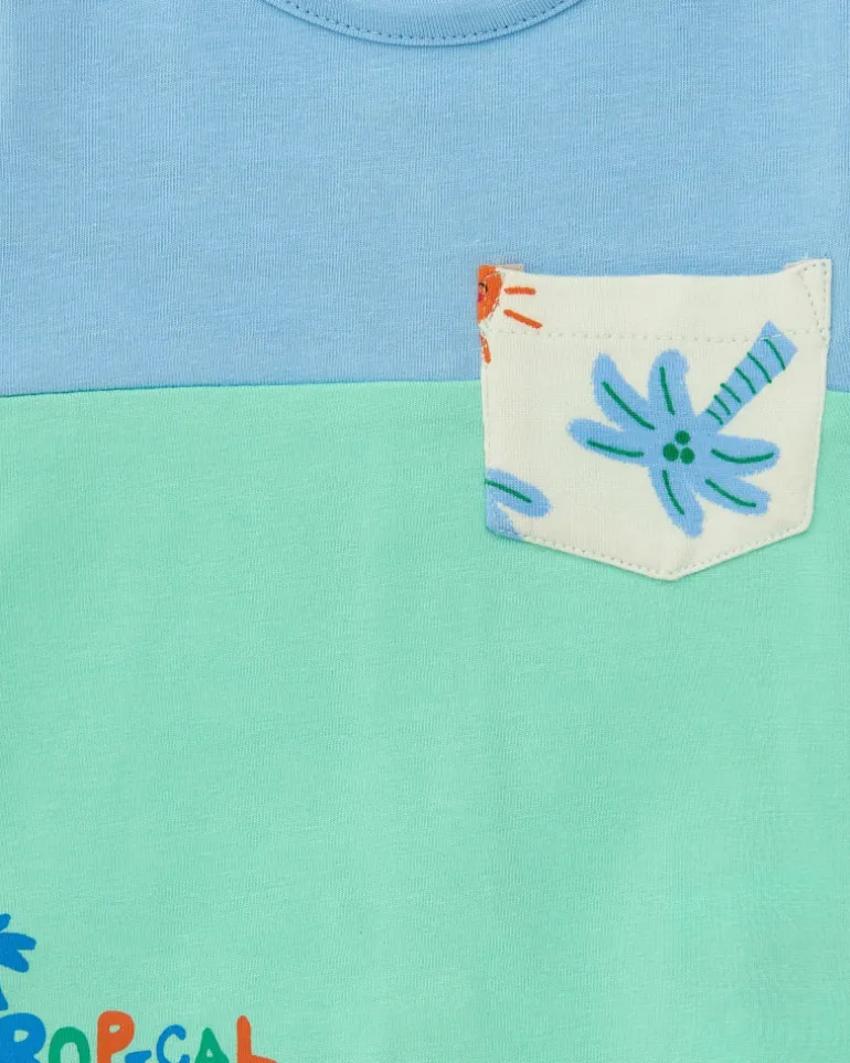 Conjunto para niño con camiseta azul y verde y shorts blancos estampados de palmeras y soles