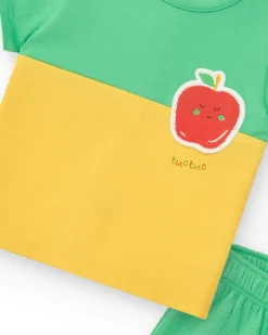 Conjunto para niño en verde y amarillo con camiseta bordada de manzana y pantalón corto