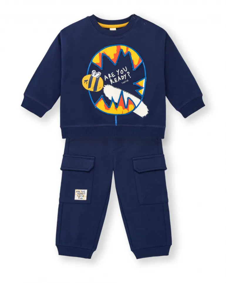 Conjunto sudadera y pantalón felpa cargo niño en azul marino con estampado de abeja colección