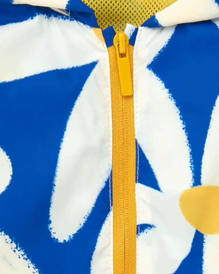 Cortavientos para niña en azul con flores y detalles amarillos