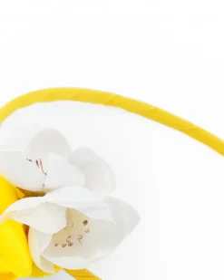 Diadema rígida amarilla para niña con flores blancas y amarillas