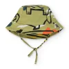 Gorro caqui para niño con estampado en tonos verdes y tiras ajustables