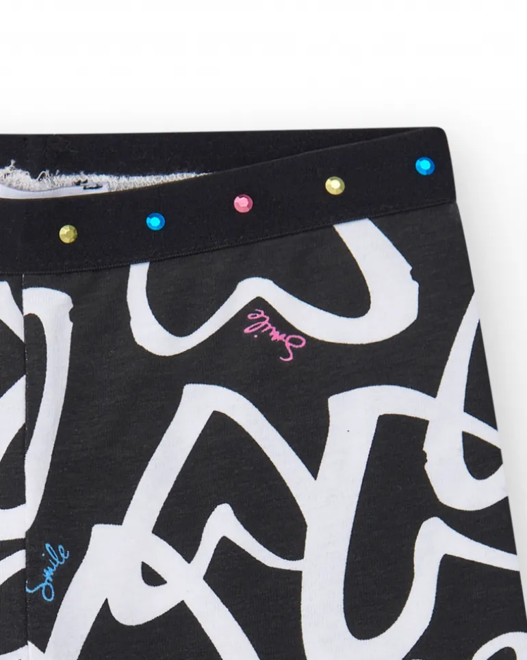 Legging ciclista para niña en negro con corazones estampados y cintura decorada con tachuelas