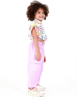 Pantalón cargo para niña en rosa con bolsillos y puños elásticos