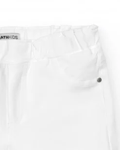Pantalón corto para niña en blanco con cintura elástica y bolsillos