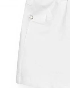 Pantalón corto para niña en blanco con cintura elástica y bolsillos
