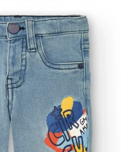 Pantalón denim niño en azul claro con estampado gráfico colección Amazing