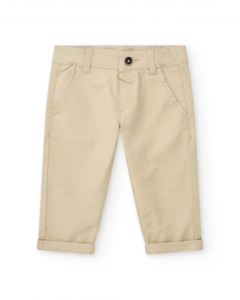 Pantalón largo beige para niño con bolsillos y dobladillo enrollado