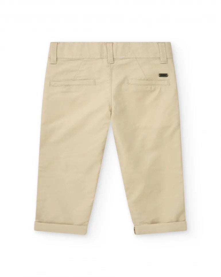 Pantalón largo beige para niño con bolsillos y dobladillo enrollado