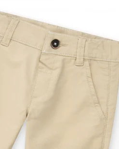 Pantalón largo beige para niño con bolsillos y dobladillo enrollado